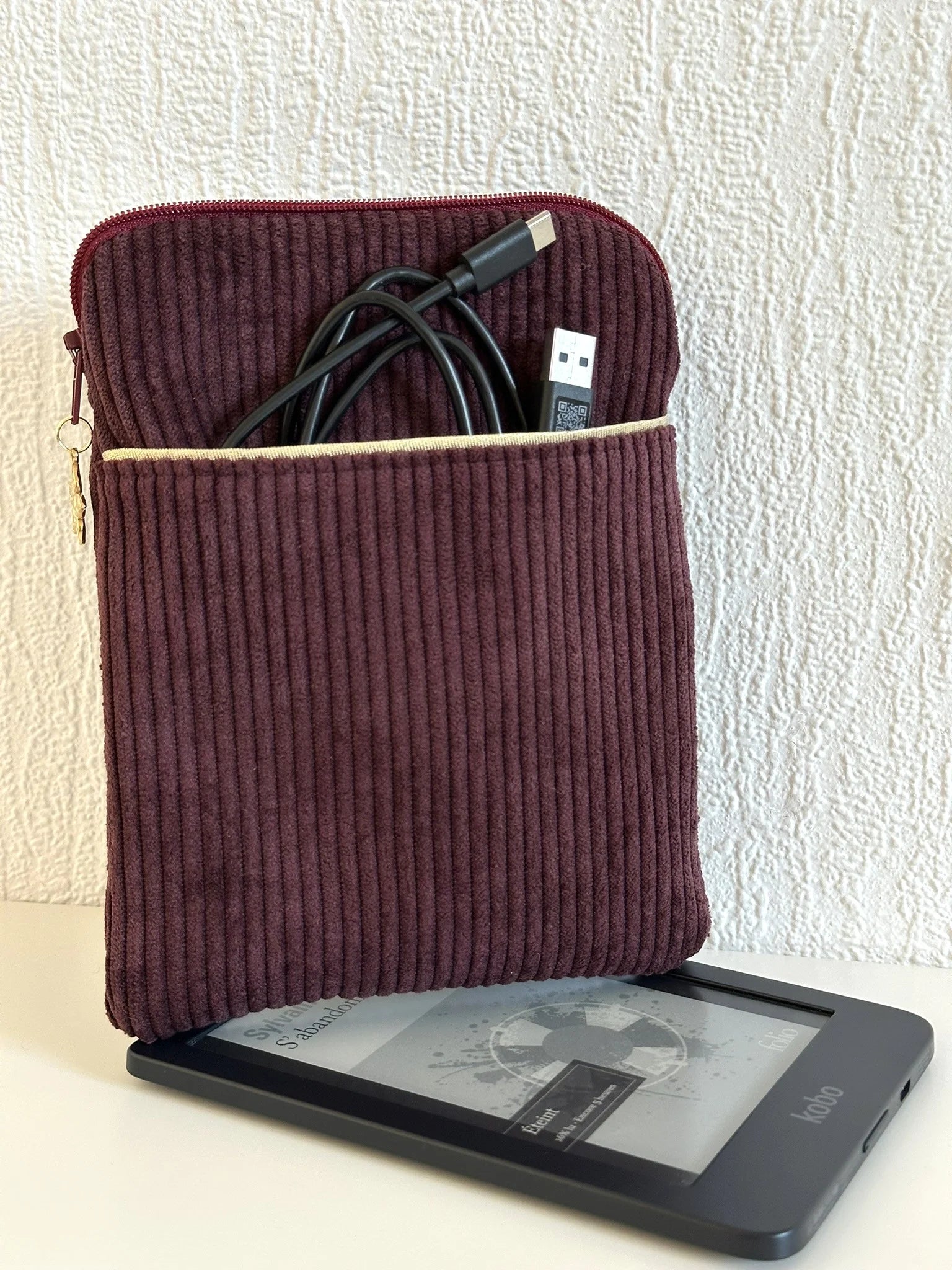 La pochette liseuse en velours prune, vue de face.