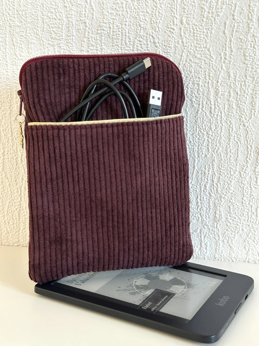 La pochette liseuse en velours prune, vue de face.