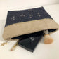 La pochette à maquillage beige en tissu japonais libellules bleu nuit, entrouverte