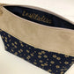 L'intérieur de la pochette à maquillage beige en tissu japonais Sakura bleu nuit