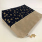 Vue latérale de la pochette à maquillage beige en tissu japonais Sakura bleu nuit