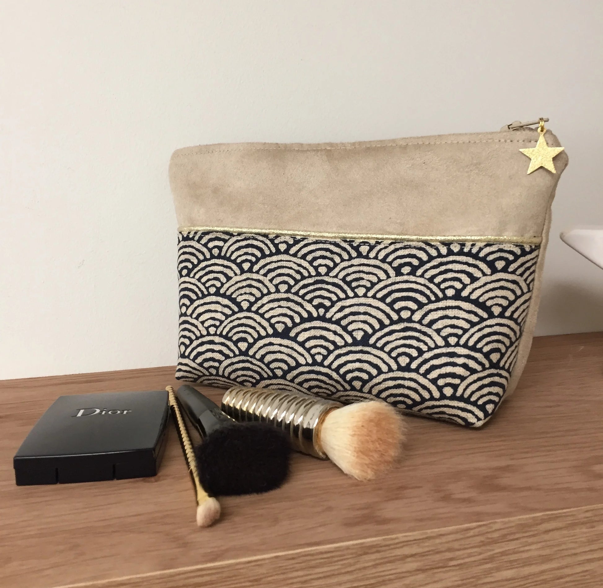 La pochette à maquillage beige en tissu japonais Seigaiha bleu nuit.