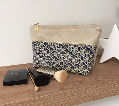 La pochette à maquillage beige en tissu japonais Seigaiha bleu marine.