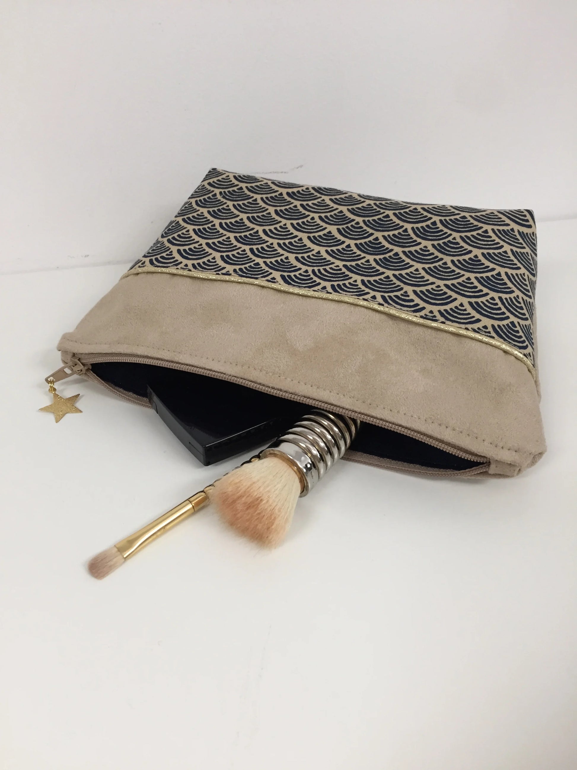 La pochette à maquillage beige en tissu japonais Seigaiha bleu marine, ouverte