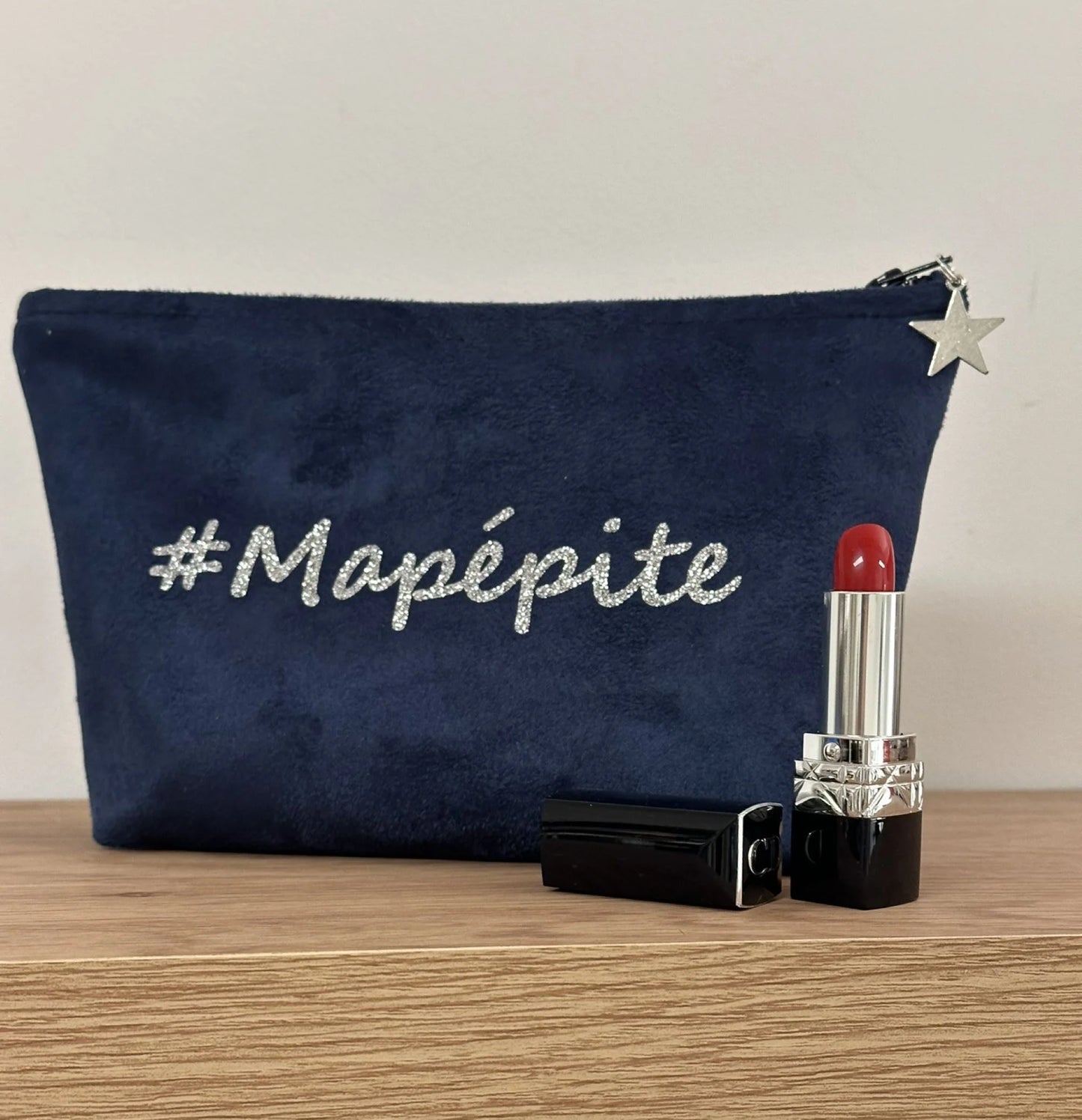 Exemple de personnalisation incluse de la pochette à maquillage bleu marine à paillettes personnalisable.