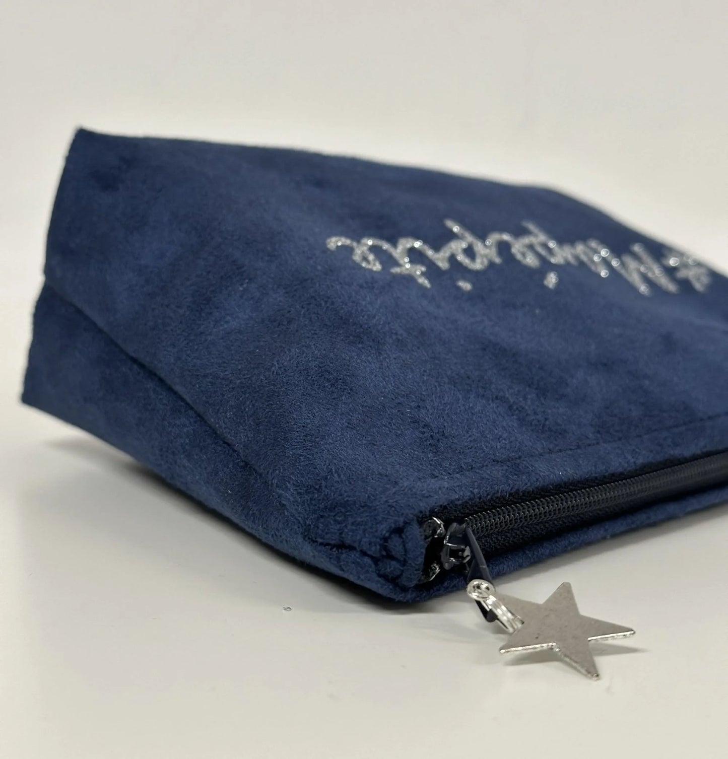 Vue latérale de la pochette à maquillage bleu marine à paillettes personnalisable.