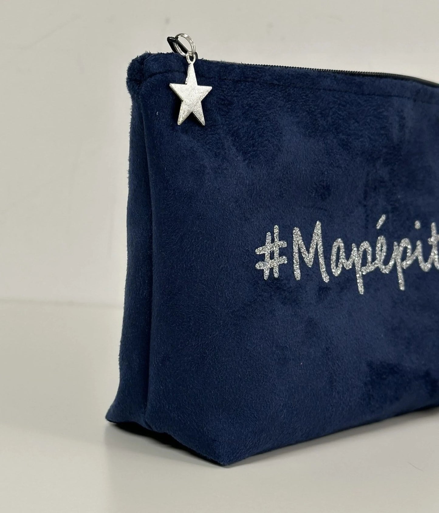 La face avant de la pochette à maquillage bleu marine à paillettes personnalisable.