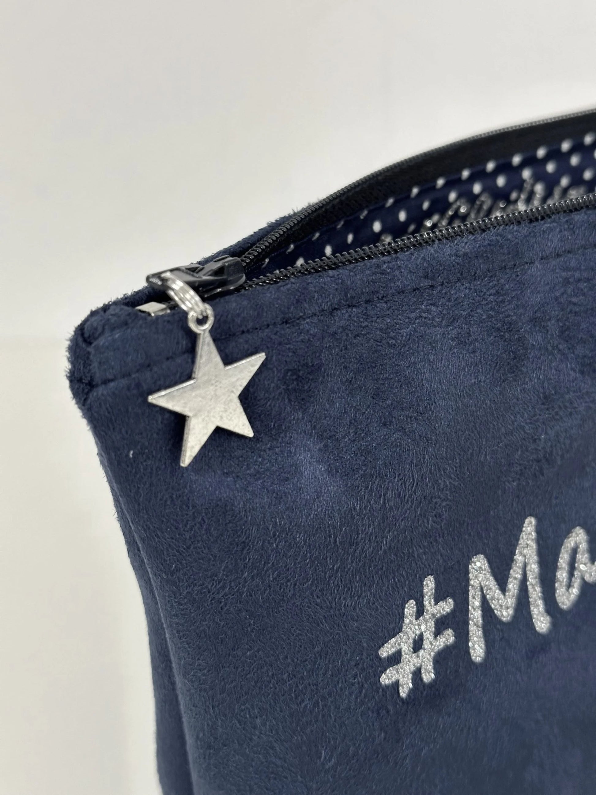 Aperçu de la doublure intérieure de la pochette à maquillage bleu marine à paillettes personnalisable.