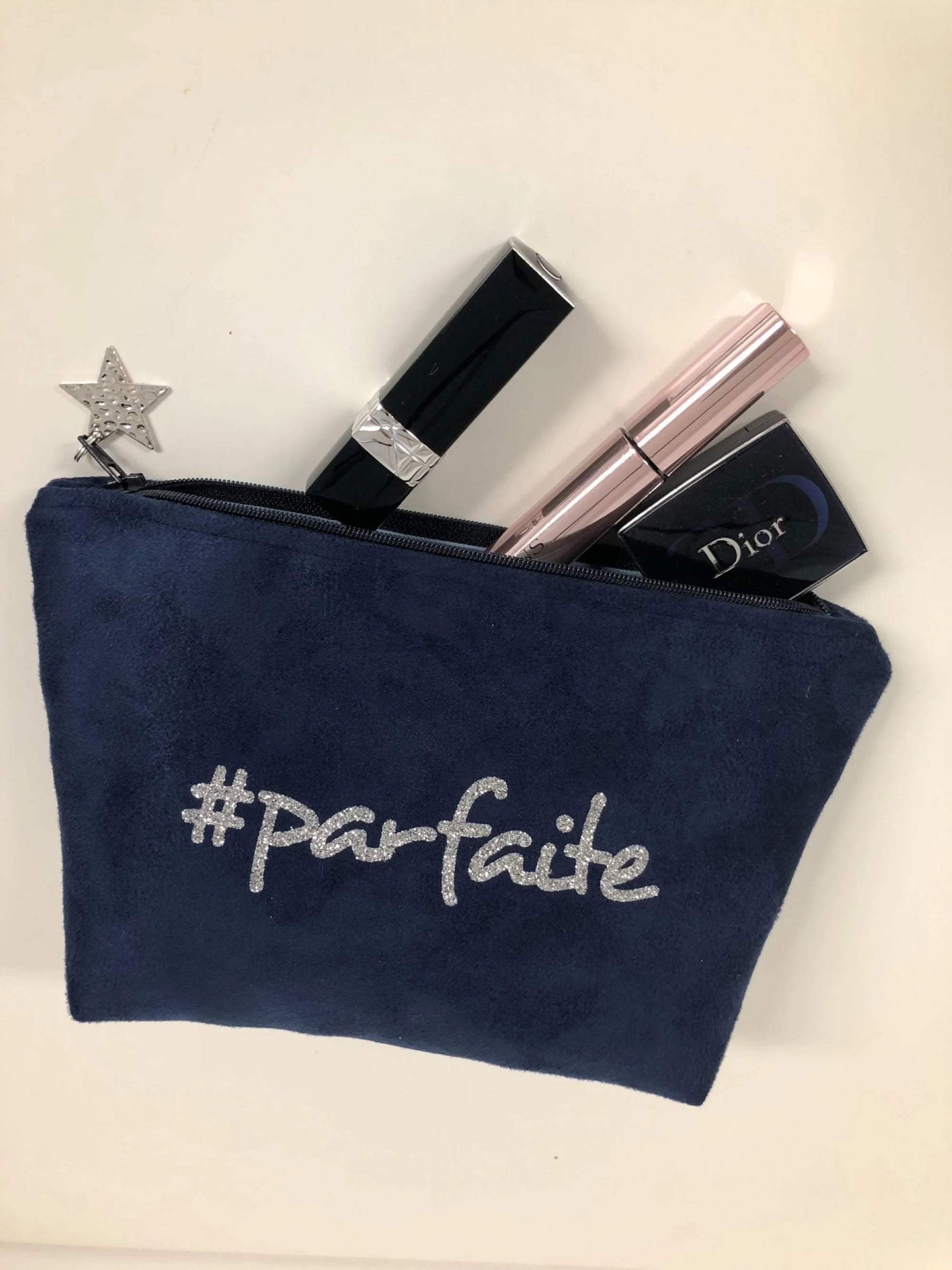 La pochette à maquillage bleu marine à paillettes personnalisable avec cosmétiques, non inclus.