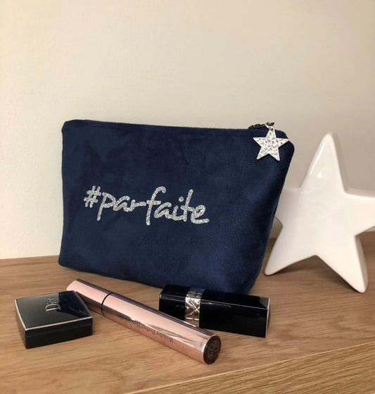 La pochette à maquillage bleu marine à paillettes personnalisable, vue de face.