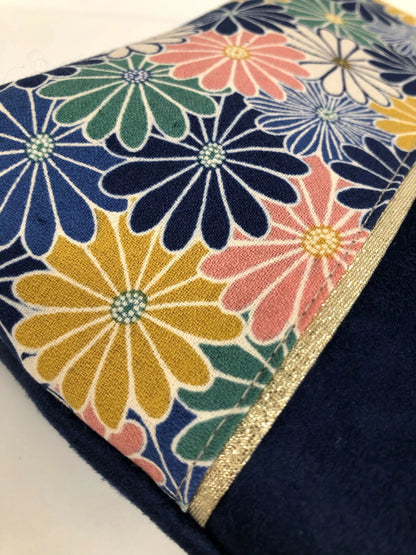 Vue détaillée du tissu japonais de la pochette à maquillage bleu marine en tissu japonais fleuri Kiku.