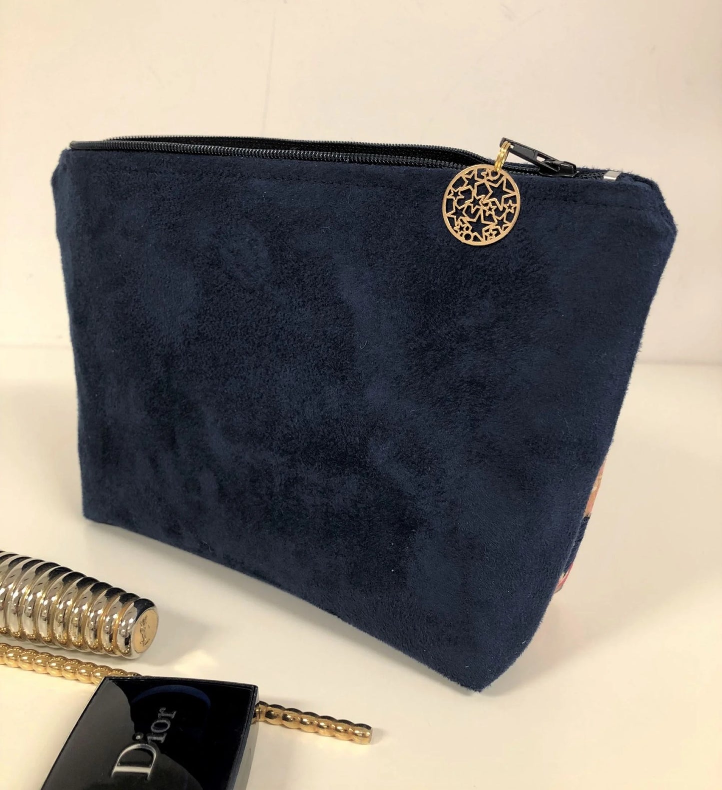 le dos de la pochette à maquillage bleu marine en tissu japonais fleuri Kiku.