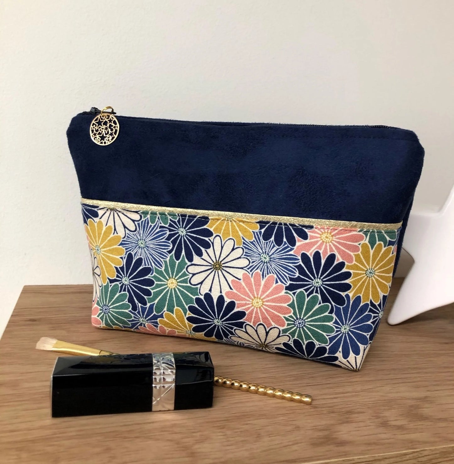 Vue d'ensemble de la pochette à maquillage bleu marine en tissu japonais fleuri Kiku.