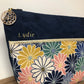 Exemple de personnalisation de la pochette à maquillage bleu marine en tissu japonais fleuri Kiku