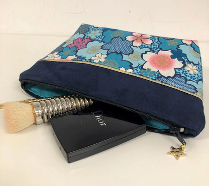 La pochette à maquillage bleu marine en tissu japonais fleuri turquoise, ouverte.