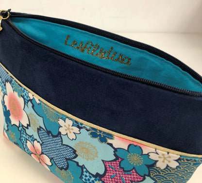 Intérieur de la pochette à maquillage bleu marine en tissu japonais fleuri turquoise