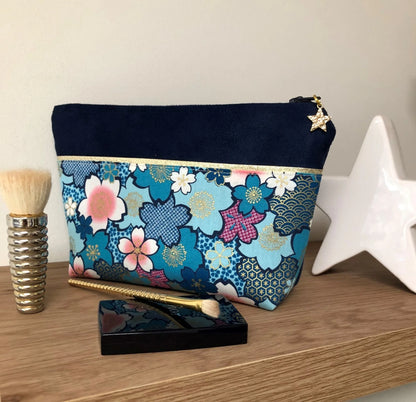 La pochette à maquillage bleu marine en tissu japonais fleuri turquoise