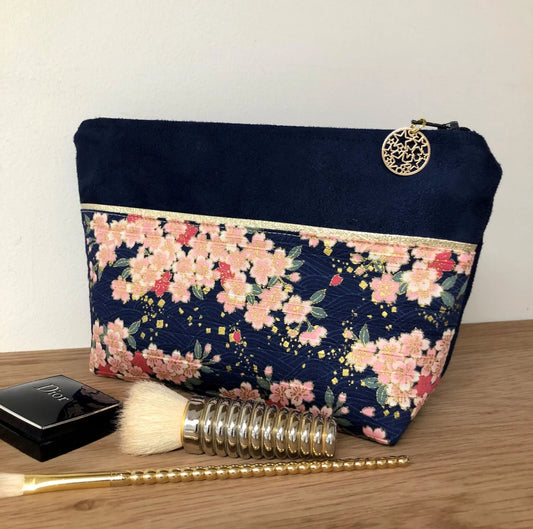 La pochette à maquillage bleu marine en tissu japonais fleurs de cerisier.