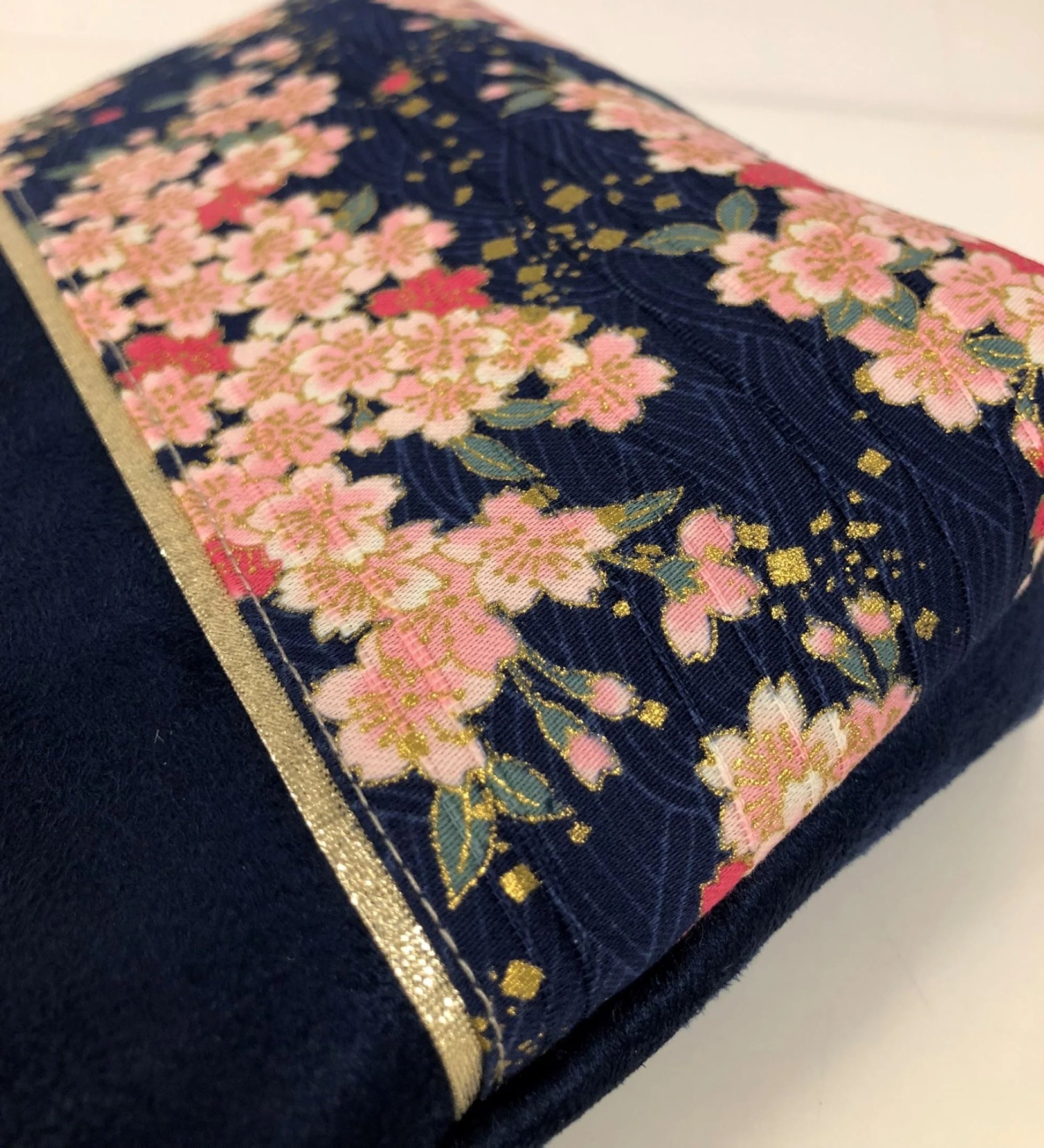 Le tissu japonais de la pochette à maquillage bleu marine en tissu japonais fleurs de cerisier.