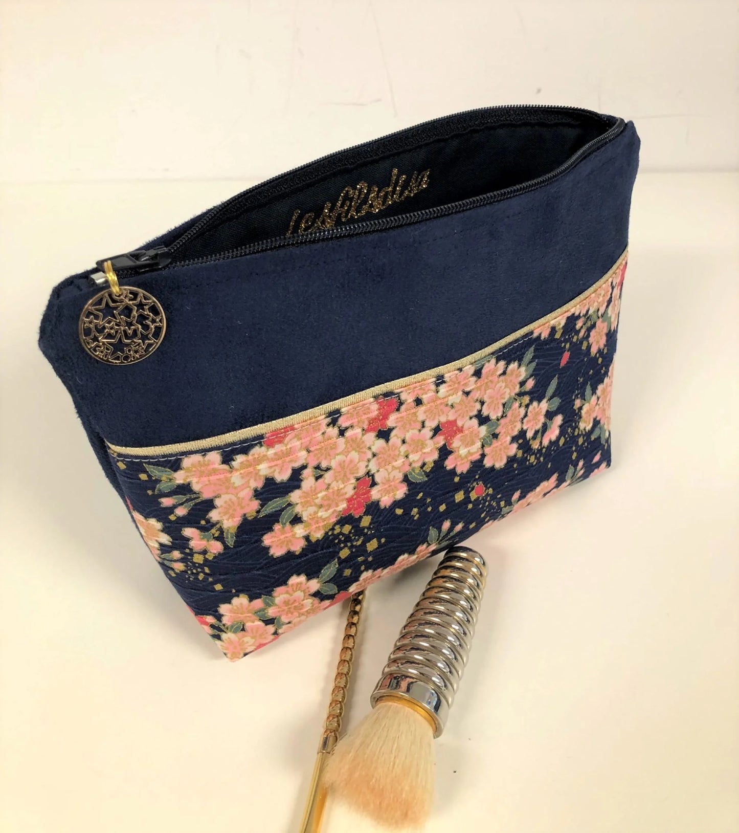 Aperçu de l'intérieur de la pochette à maquillage bleu marine en tissu japonais fleurs de cerisier.