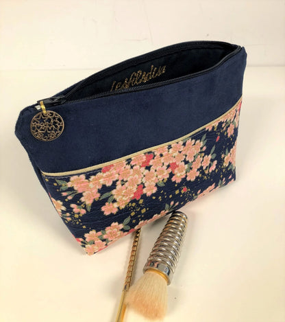 Aperçu de l'intérieur de la pochette à maquillage bleu marine en tissu japonais fleurs de cerisier.