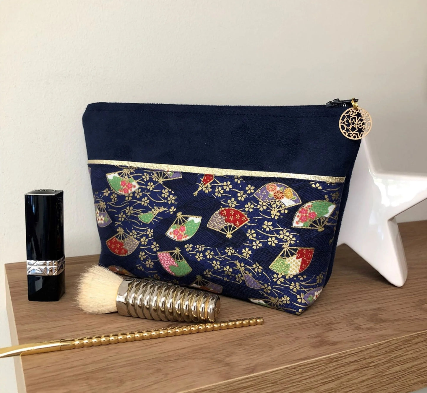 La pochette à maquillage bleu marine en tissu japonais Sakura éventails