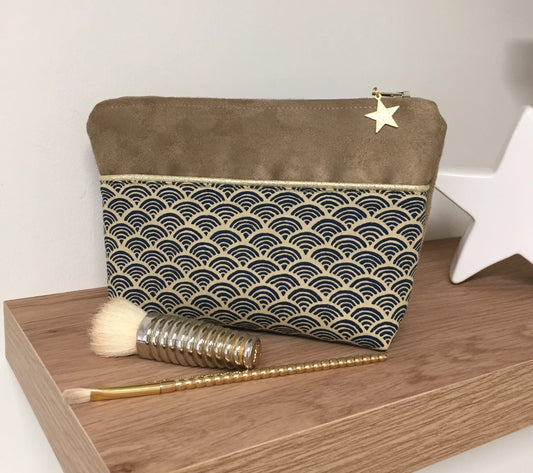 La pochette à maquillage camel en tissu japonais Seigaiha bleu marine.