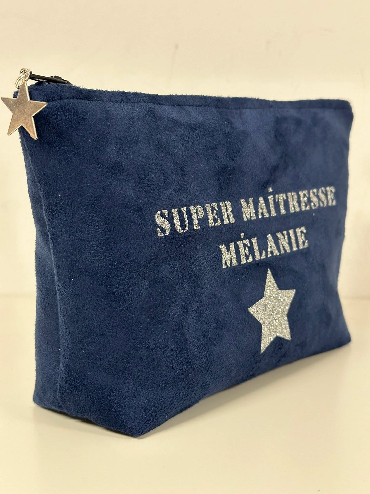 Vue latérale de la pochette à maquillage Merci maîtresse.