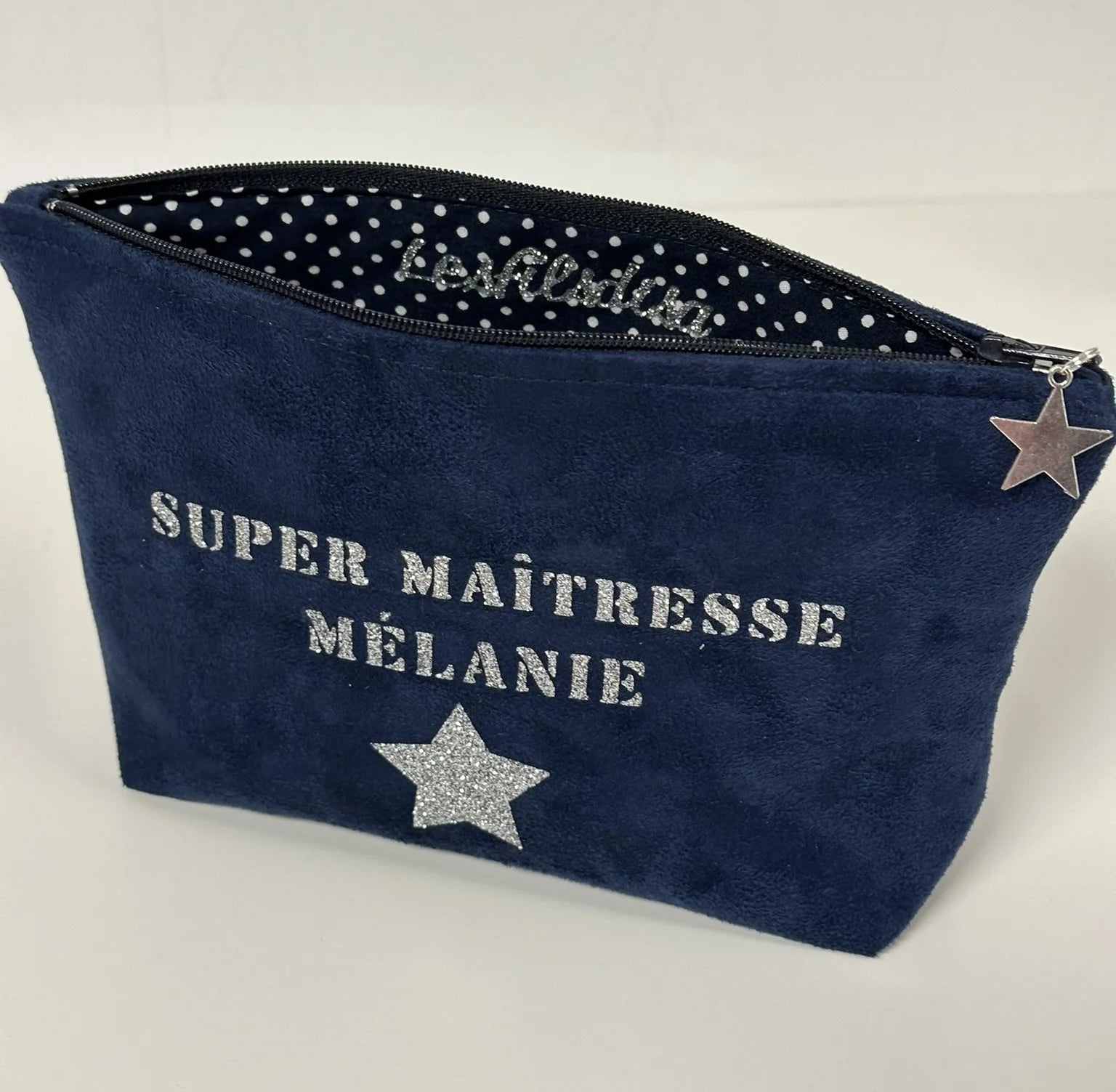 L'intérieur de la pochette à maquillage Merci maîtresse.