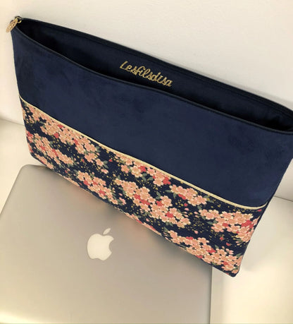 La doublure intérieure de la poche ordinateur bleu marine en tissu japonais fleuri