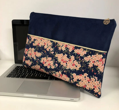 La pochette ordinateur 13 pouces, bleu marine en tissu japonais bleu marine et tissu japonais fleuri