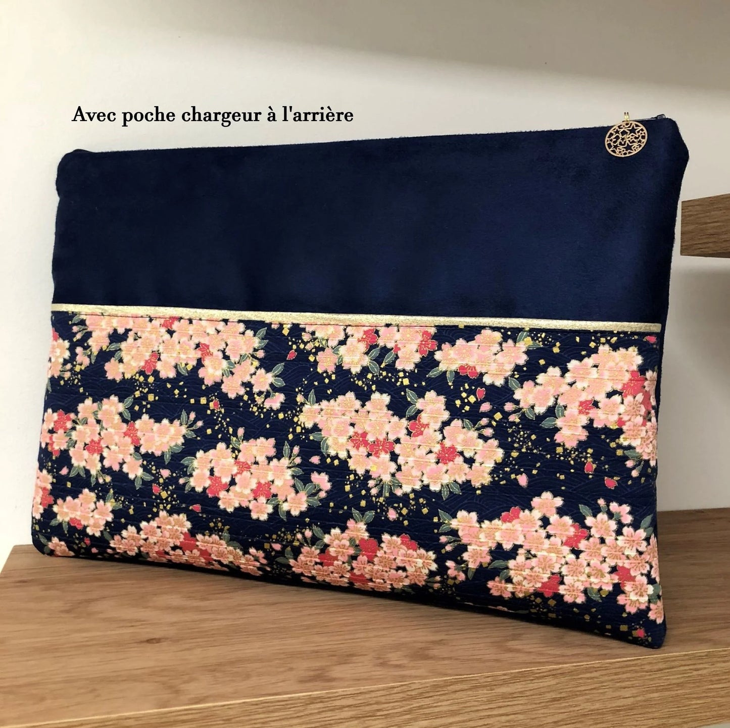 La pochette ordinateur bleu marine en tissu japonais fleuri