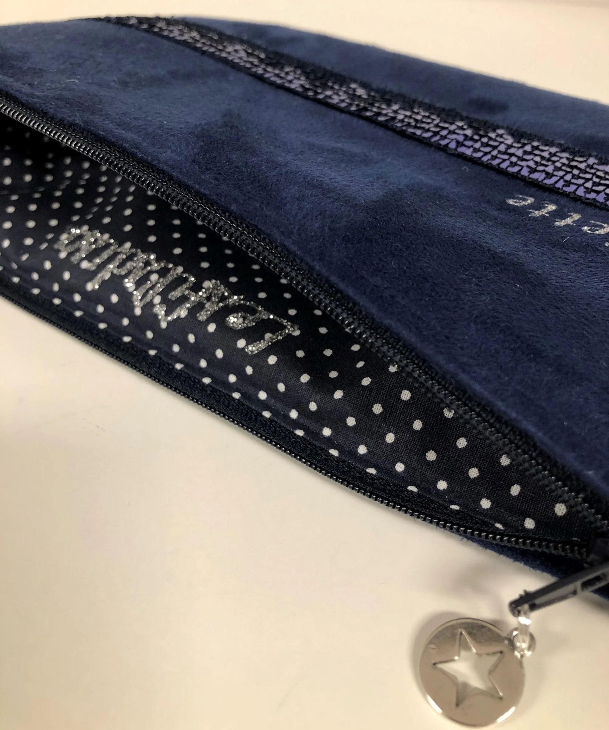 Vue intérieure de la pochette ordinateur bleu marine à paillettes.