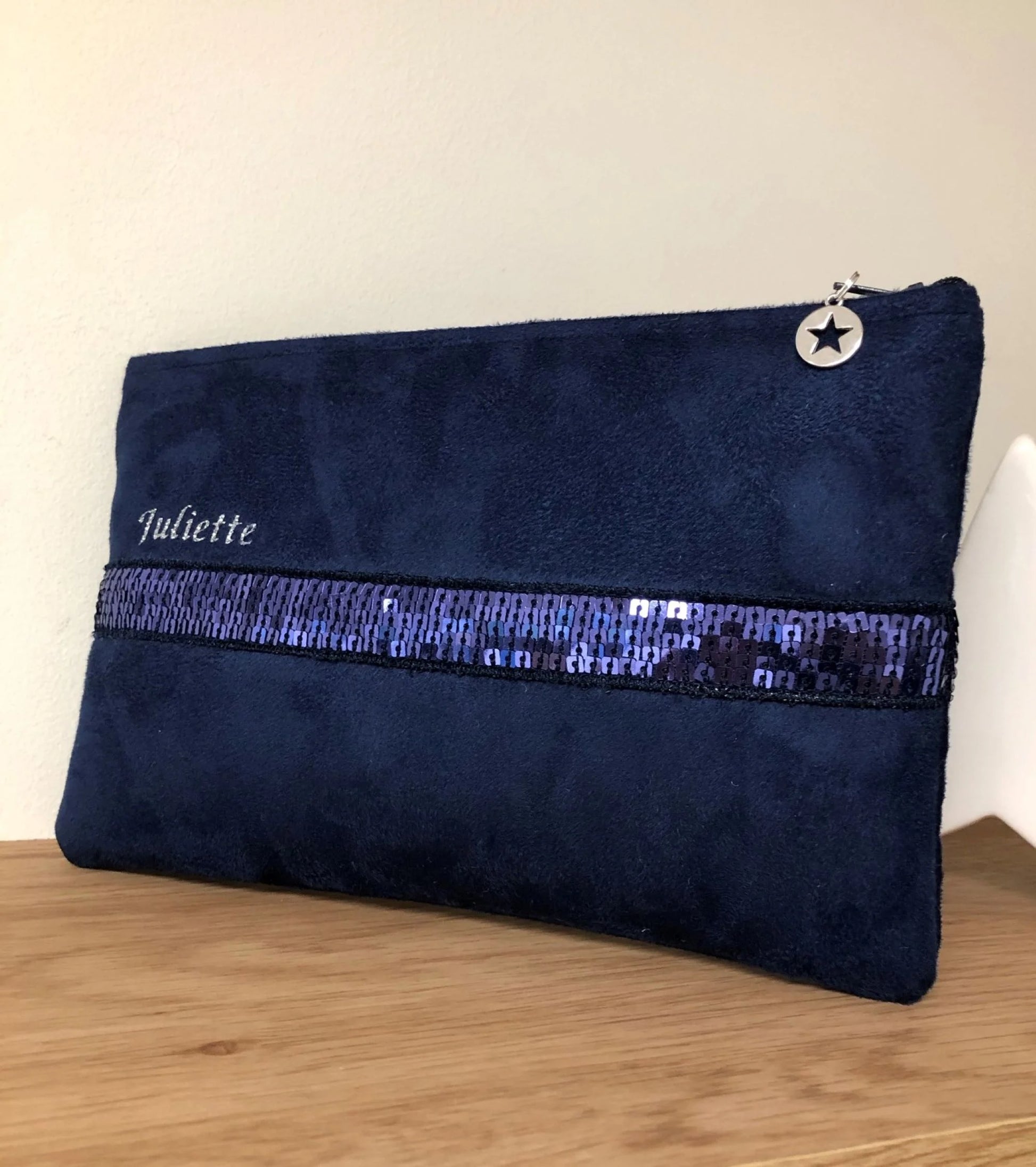 Exemple de personnalisation extérieure de la pochette ordinateur bleu marine à paillettes.