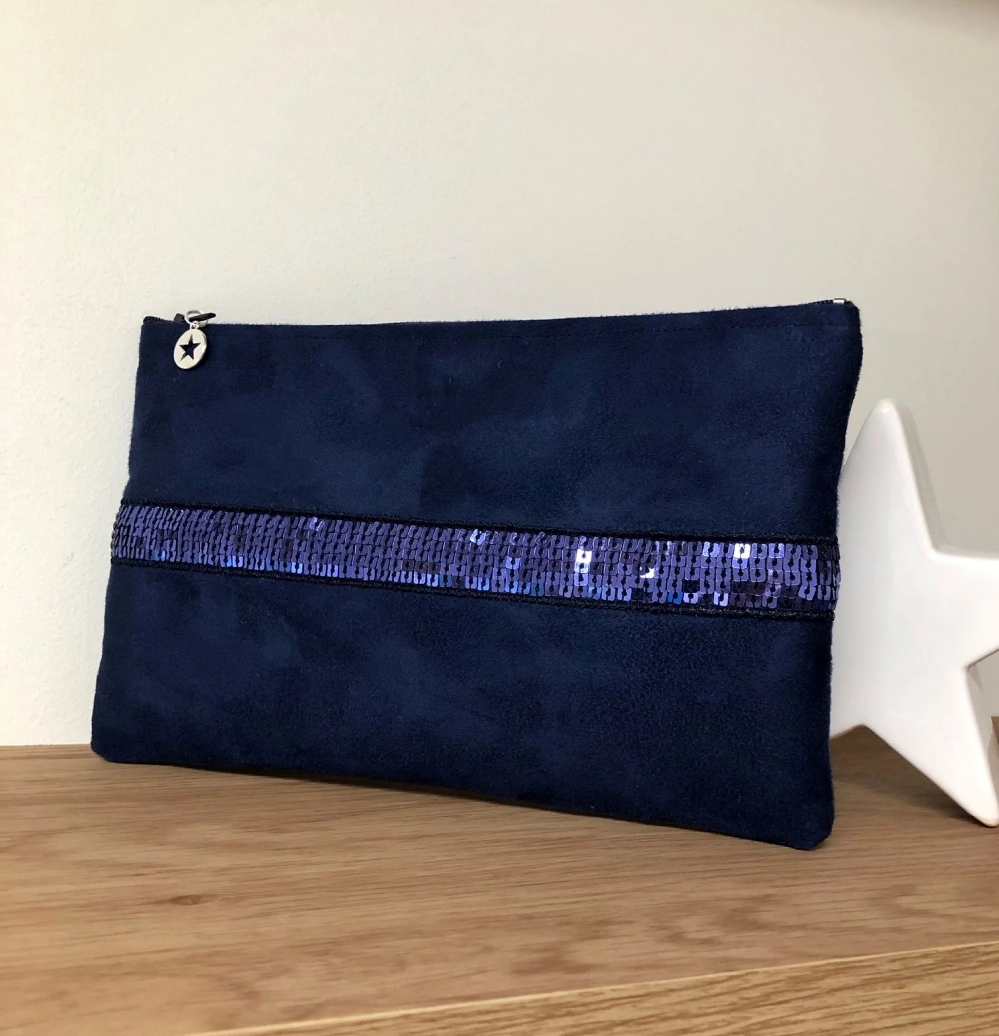 La pochette ordinateur bleu marine à paillettes, format 11 pouces.