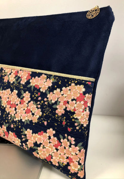 Vue de détail de la pochette ordinateur bleu marine et tissu japonais à fleurs de cerisier