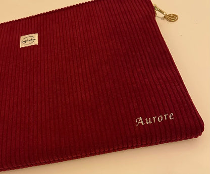 Exemple de personnalisation extérieure de la pochette ordinateur en velours cotelé bordeaux