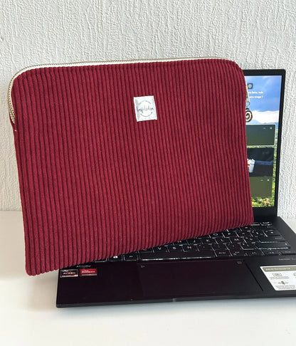La pochette ordinateur en velours cotelé bordeaux, format 13 pouces.