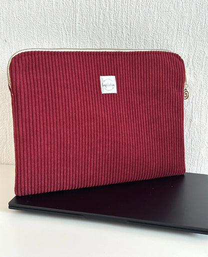 La pochette ordinateur en velours cotelé bordeaux, face avant.