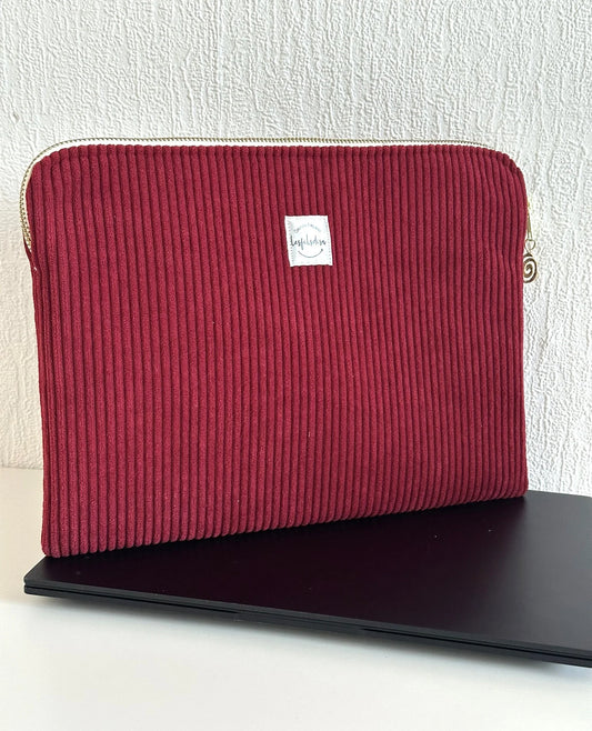La pochette ordinateur en velours cotelé bordeaux, face avant.