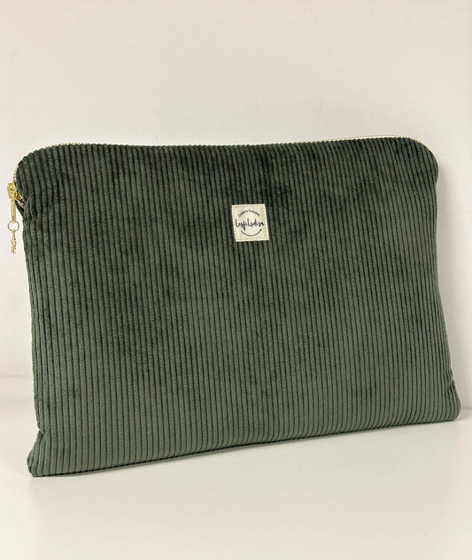 La pochette ordinateur en velours cotelé vert kaki, vue de face.