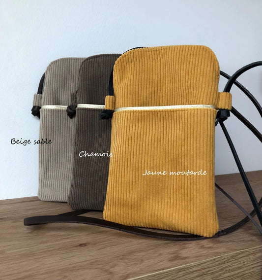 La pochette téléphone bandoulière en velours cotelé jaune moutarde et cuir.