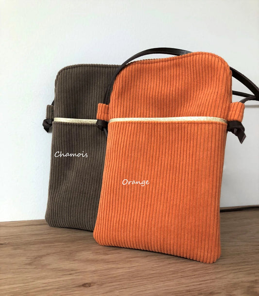 La pochette téléphone bandoulière en velours cotelé orange et cuir.