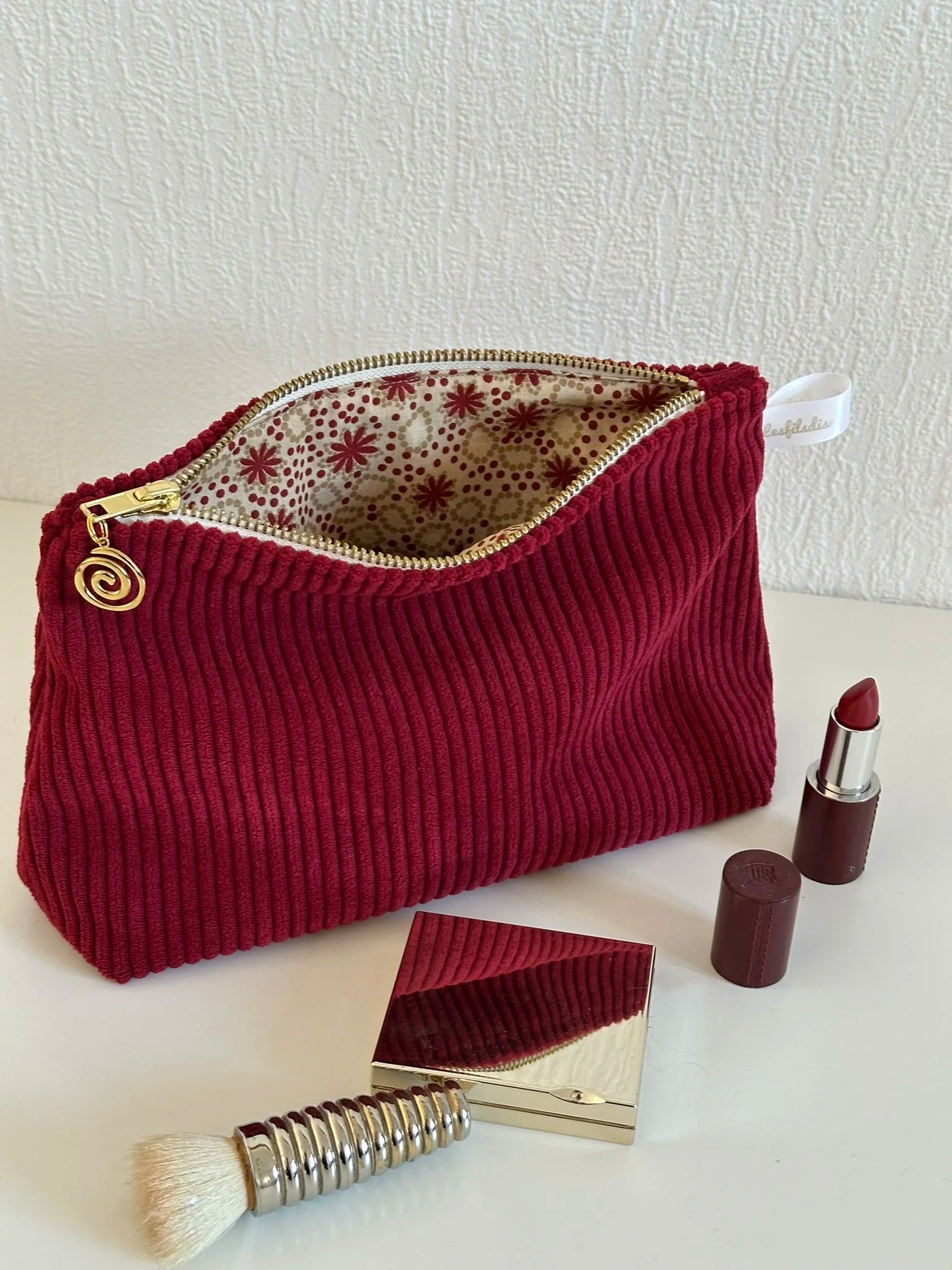Vue d'ensemble de la pochette en velours cotelé bordeaux.
