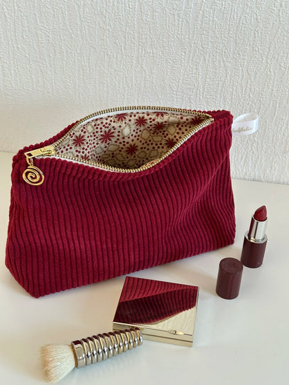 Vue d'ensemble de la pochette en velours cotelé bordeaux.