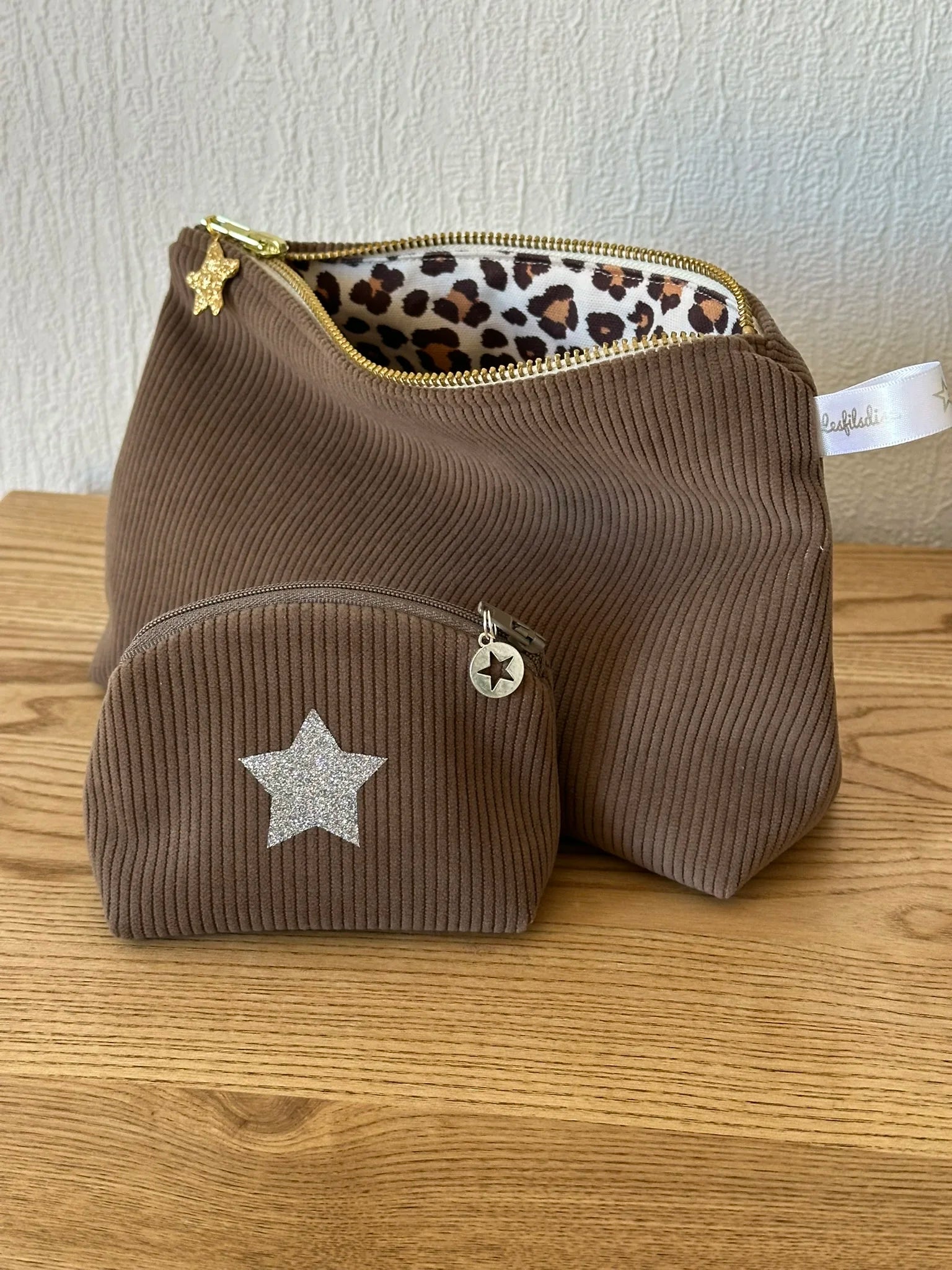 La pochette en velours cotelé marron chamois avec le porte monnaie assorti