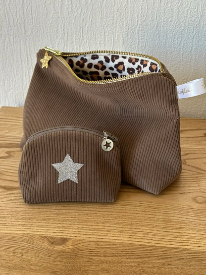 La pochette en velours cotelé marron chamois avec le porte monnaie assorti