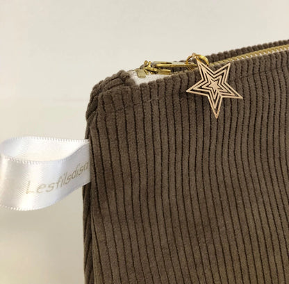 Vue de détails de La pochette en velours côtelé marron chamois Lesfilsdisa