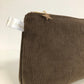 Vue latérale de La pochette en velours côtelé marron chamois Lesfilsdisa