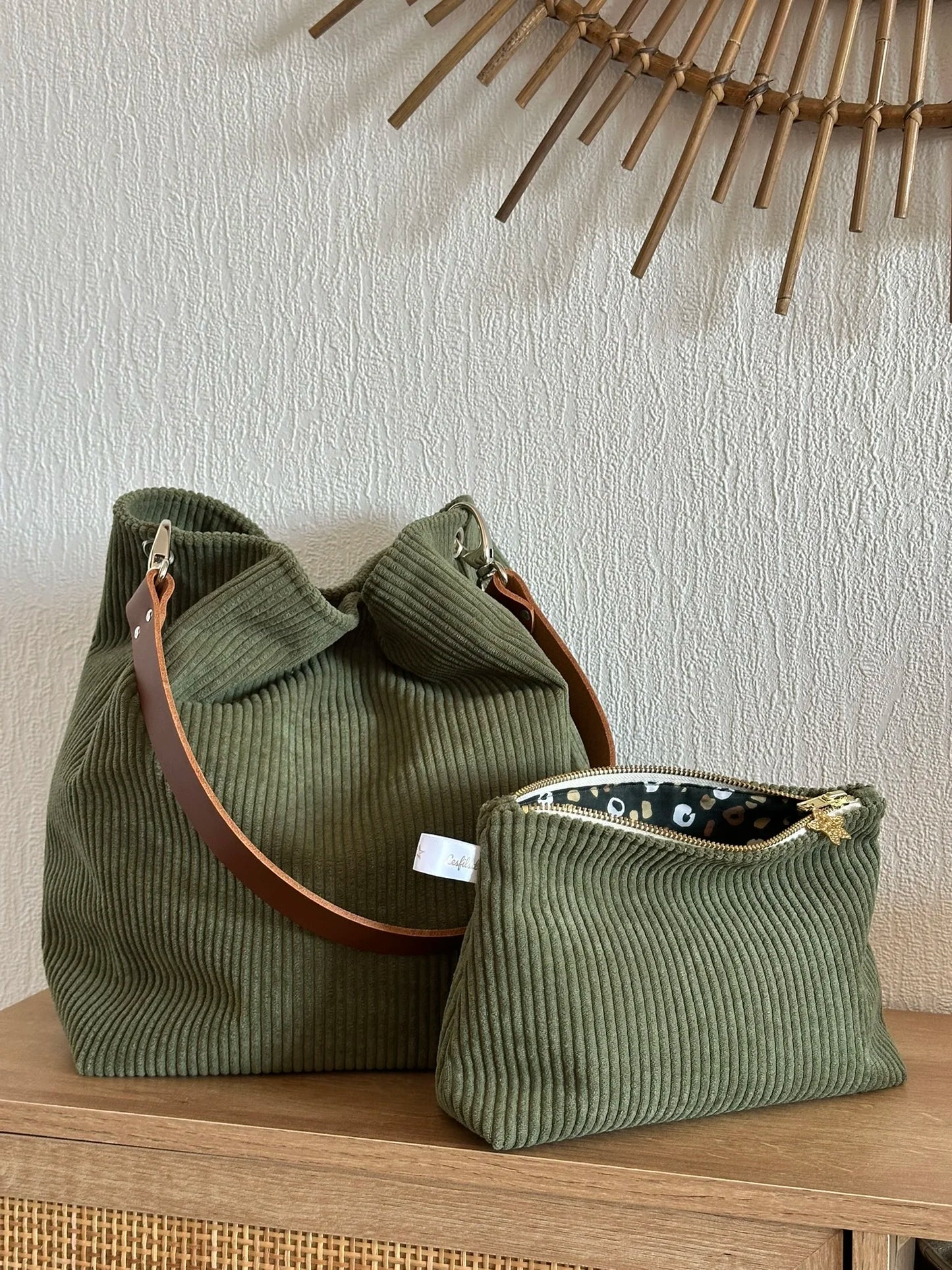 L'ensemble composé du sac Hobo et de la pochette en velours côtelé vert armée.